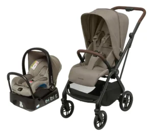 Carrinho com bebê conforto